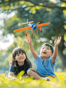秋天人像摄影照片_亚洲人拿着玩具飞机在公园玩耍的快乐儿童