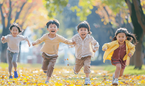 黄色可爱女孩摄影照片_亚洲人小朋友们在公园里快乐奔跑