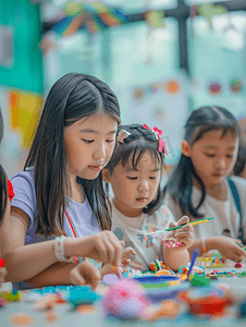 幼儿园成长册摄影照片_亚洲人幼儿园的师生在做手工