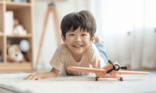 飞机摄影照片_亚洲人快乐的小男孩玩开飞机游戏