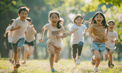 光头强图片摄影照片_亚洲人小朋友们在公园里快乐奔跑
