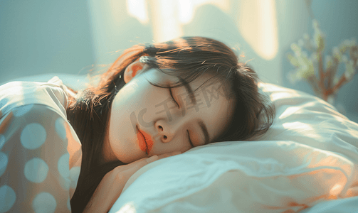 计时工具摄影照片_亚洲人年轻女人趴在床上睡觉