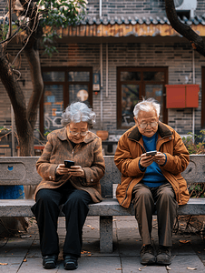老年人摄影照片_亚洲人老年夫妇在庭院使用手机2