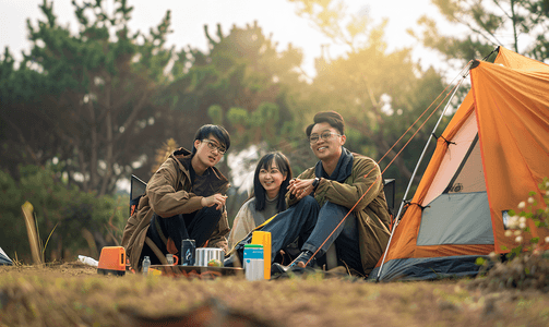 亚洲人青年男女在户外露营人物