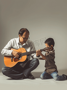 坐弹吉他摄影照片_亚洲人父亲和男孩在弹吉他