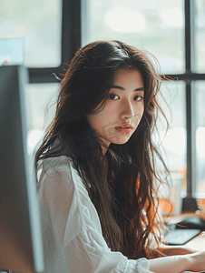 理财人物摄影照片_亚洲人青年女人使用电脑