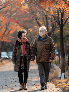 亚洲人老年夫妇在户外散步