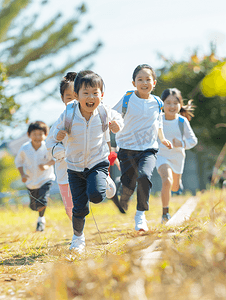 儿童节摄影照片_儿童节小学生奔跑