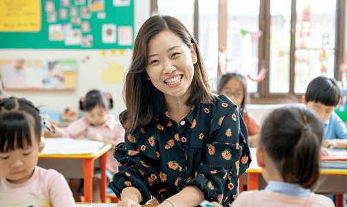 老师黑板摄影照片_亚洲人老师和小学生们在教室里