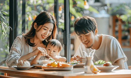 亚洲人幸福家庭在吃饭