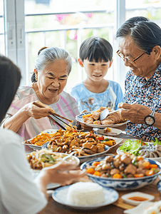 新年吃饭摄影照片_亚洲人幸福家庭吃团圆饭