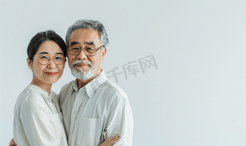 亚洲人老年夫妇与理财顾问