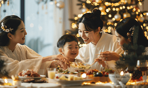 吃年夜饭的人摄影照片_亚洲人幸福东方家庭过年吃年夜饭