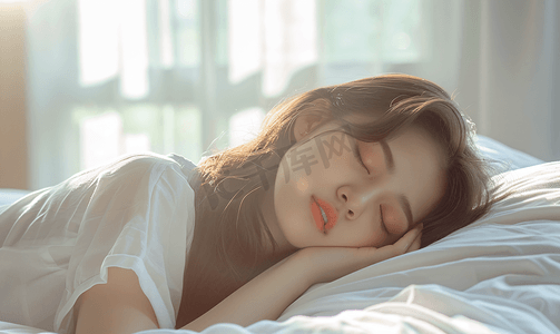 睡眠日logo摄影照片_亚洲人年轻女人趴在床上睡觉