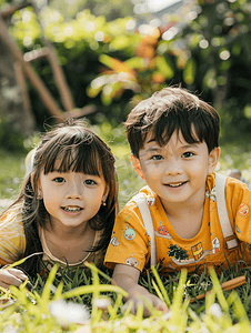 暑假生活摄影照片_亚洲人可爱的小朋友们趴草地上画画人物