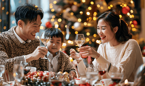 吃年夜饭的人摄影照片_亚洲人幸福东方家庭过年吃年夜饭