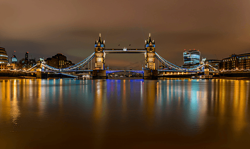 宏伟图片摄影照片_伦敦的塔桥晚上亮着