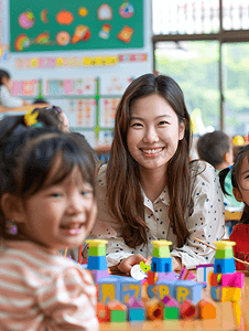 亚洲人老师和儿童在幼儿园里