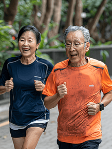 亚洲人老年夫妇在户外慢跑