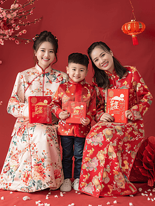 亚洲人幸福的大家庭贴春联庆祝新年