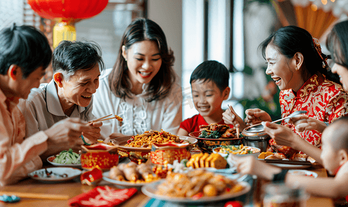 老年人摄影照片_亚洲人幸福家庭过年吃团圆饭