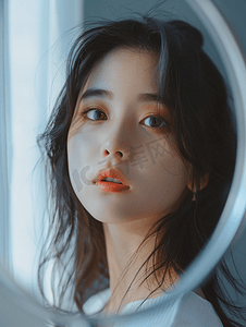 护肤摄影照片_亚洲人年轻女人照镜子