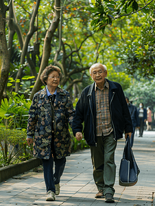 亚洲人老年夫妇在公园里散步
