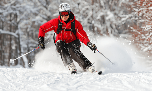 动态摄影照片_亚洲人滑雪的青年男人
