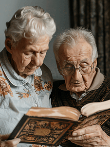老年人阅读相伴