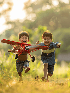 健康游戏摄影照片_亚洲人两个男孩玩开飞机游戏