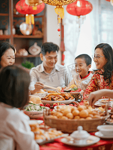 鱼火锅摄影照片_亚洲人幸福家庭过年吃团圆饭