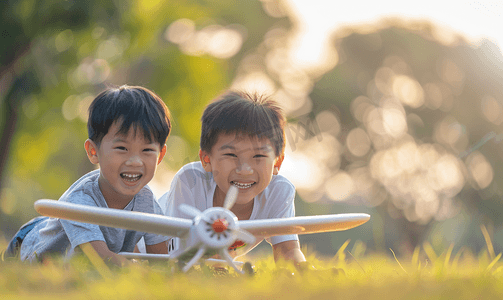亚洲人两个男孩玩开飞机游戏