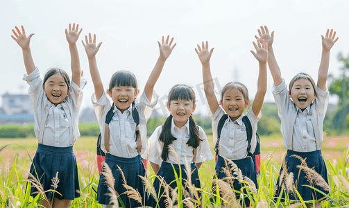 亚洲人欢乐的乡村小学生