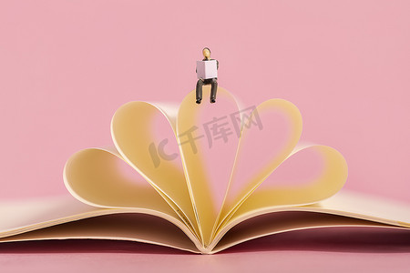 世界读书日微缩创意粉色海报