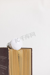 书上的灯泡阅读日创意图片