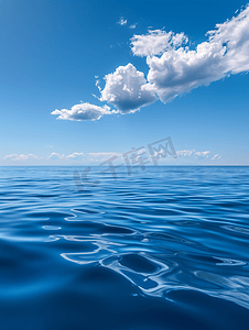 水与自然摄影照片_蓝色平静的海面水与云镜面