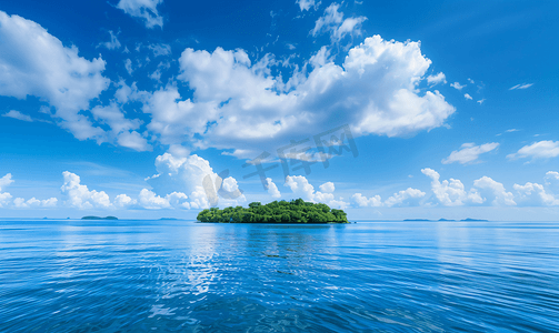 清澈大海摄影照片_蓝梦岛大海蓝天白云景色摄影图