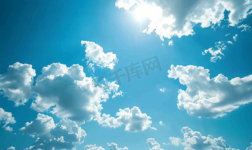 天气炎热摄影照片_自然风景正午蓝天白云天空仰拍摄影图