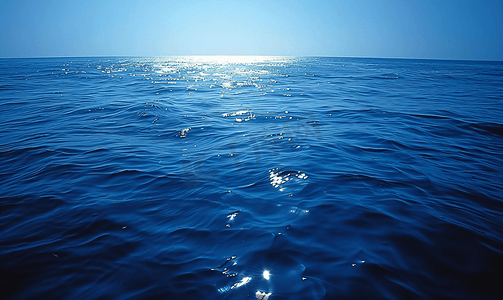 冲浪浪花摄影照片_深蓝色的海水
