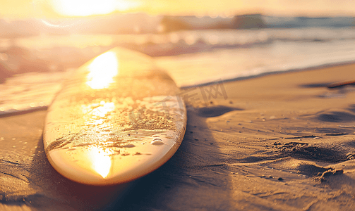 沙滩冲浪摄影照片_夏日沙滩冲浪板摄影图