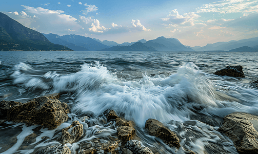 八月你好摄影照片_洱海边浪击石摄影图
