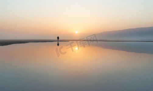 夕阳落日茶卡盐湖水摄影图