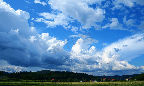 夏天自然风光白昼阴云密布户外乌云翻滚摄影图