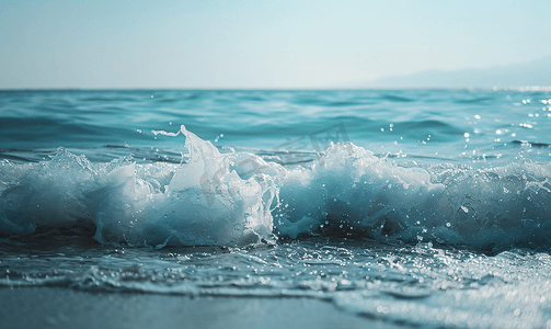 简约蓝色海浪摄影照片_简约场景大海中的海浪