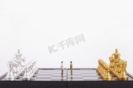 巅峰对决pk摄影照片_国际象棋对战博弈商业图