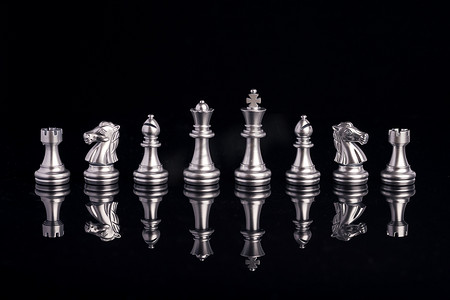 国际象棋银色棋子倒影图