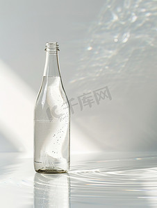 透明的玻璃瓶子自然光高清摄影图