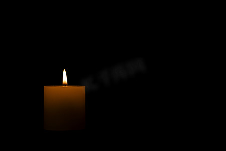 黑暗中的一盏烛光