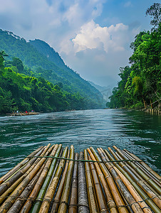 竹筏飘流河水茂密的森林高清图片