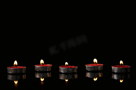岱庙祈福摄影照片_排列整齐的五盏烛光烛火